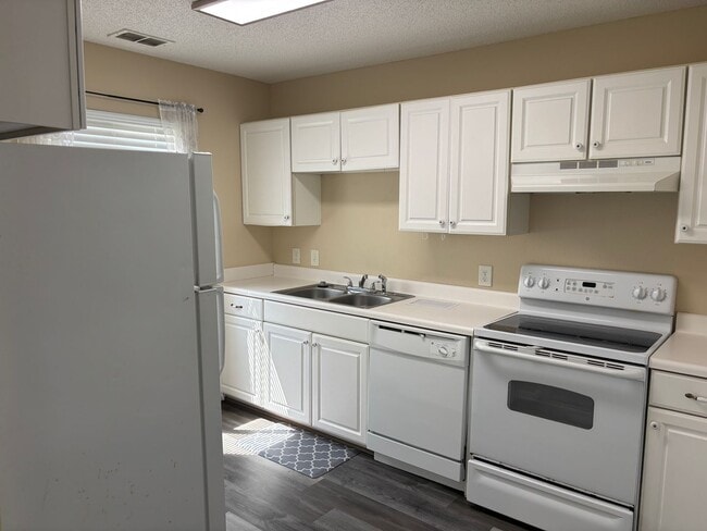 Building Photo - 2 BEDROOM 1 BATH CONDO