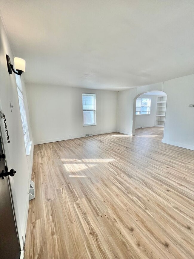 Building Photo - 4 Bedroom House in New Haven