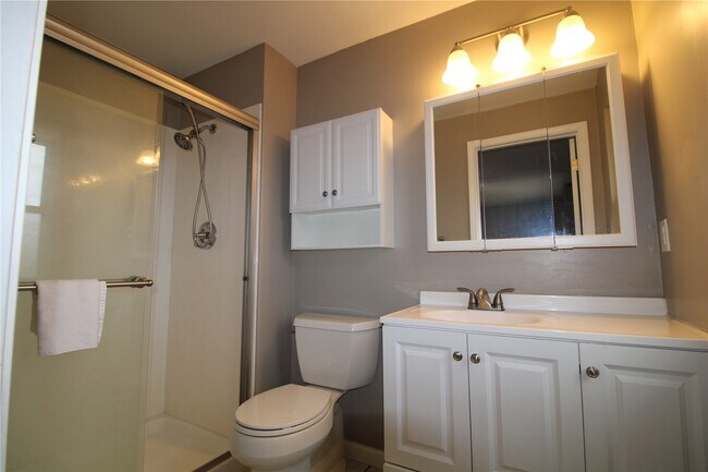 Building Photo - 736 Henry Ave