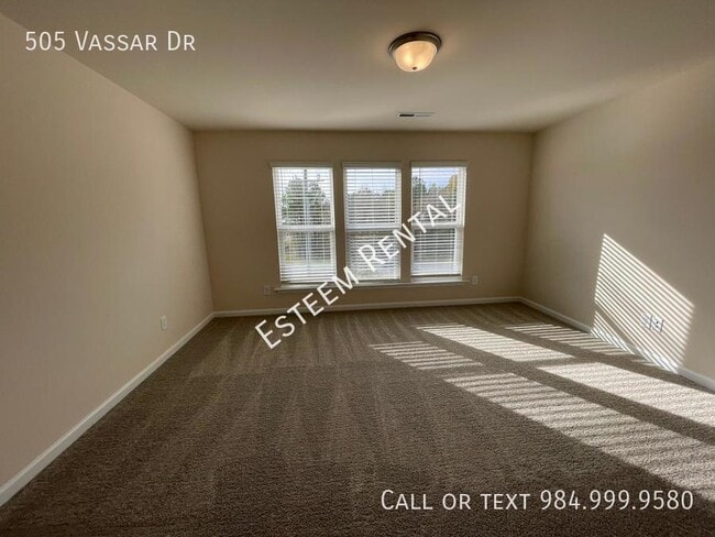 Building Photo - 505 Vassar Dr