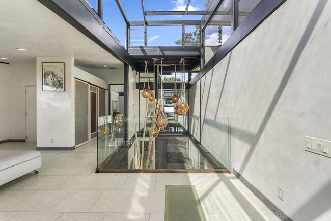 Building Photo - Tantalus Glass House: Modern Luxury with S...