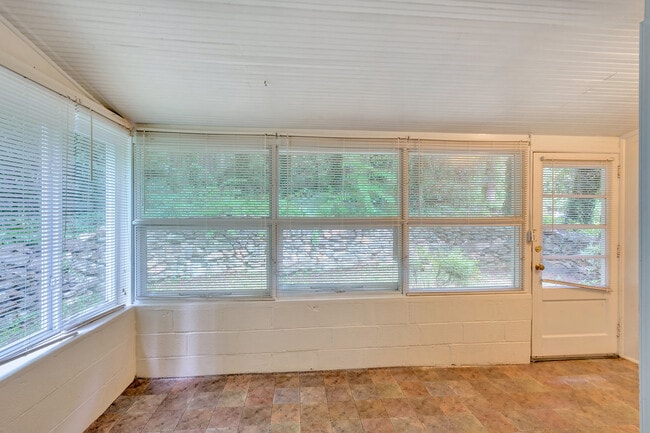 Building Photo - 605 Shepards Hill Rd