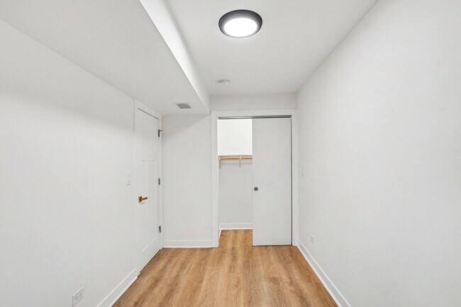 Building Photo - 2812 S Pulaski Rd