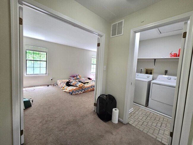 Building Photo - Rare opportunity in North Edison! Spacious 2-bed and 1.5-bathroom townhouse!