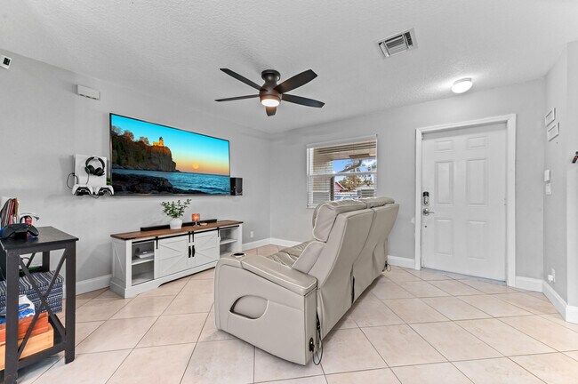 Building Photo - 3581 Kitely Ave