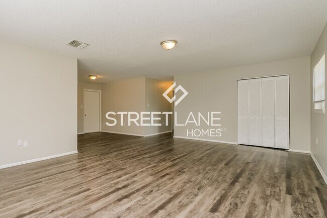 Building Photo - ONE MONTH FREE RENT!