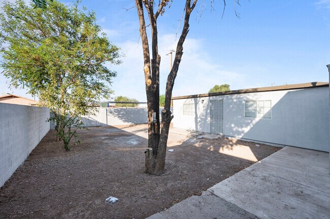 Building Photo - 4005 W Lincoln St