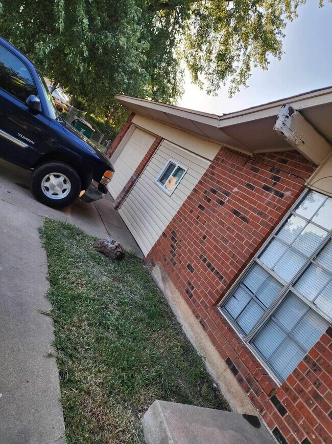 Building Photo - 8417 S Villa Ave