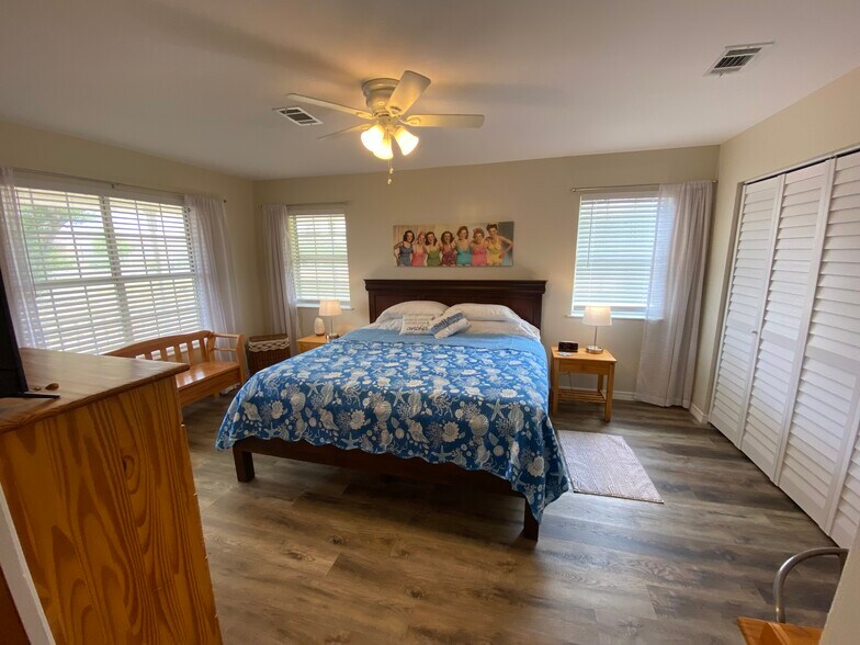 Building Photo - 5802 Monterey Ave