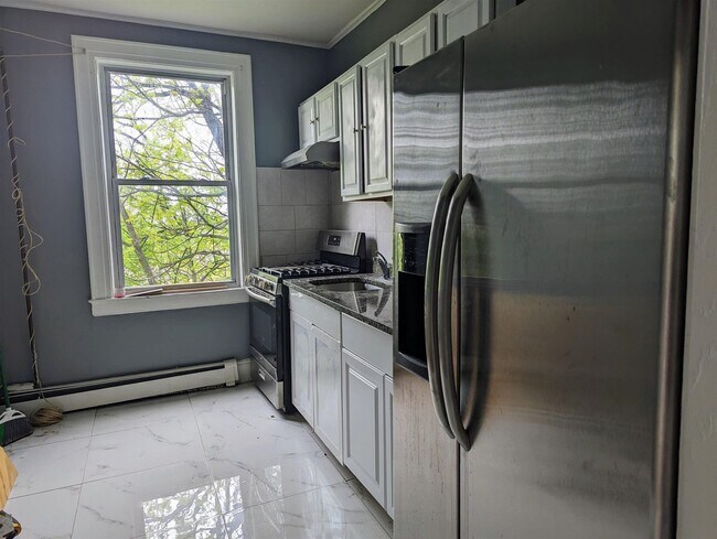 Building Photo - 601 Columbia Ave