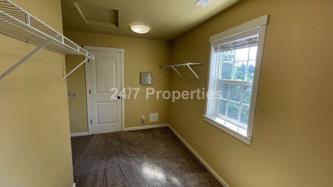 Building Photo - Stunning 4 BD | 2.5 BA Craftsman - Milwaukie