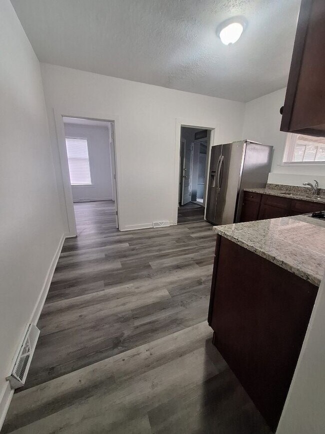 Building Photo - 320 W 16th St