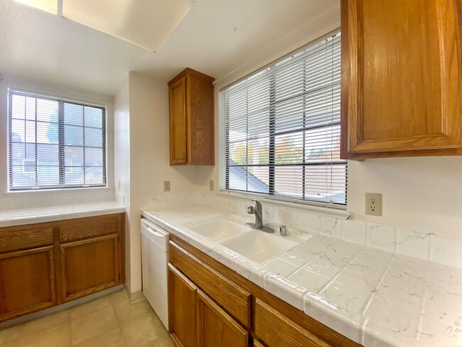 Building Photo - Charming 2-bedroom Condo for Rent! - Arden...