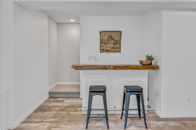 Building Photo - Stunning, spacious 4-bdrm/4-bath in Tigard. Fireplace, massive decks, next to nature