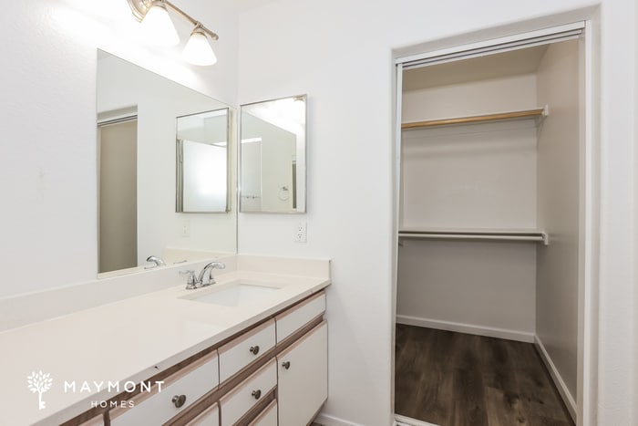 Building Photo - 1906 S Valley Dr