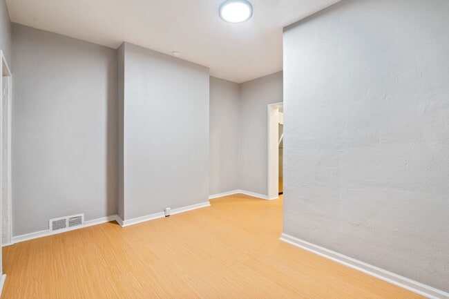 Building Photo - Renovated 2 Bed, 1.5 Bath Rowhome in Hazelwood - Central AC & Heat, Laundry - Available Now!