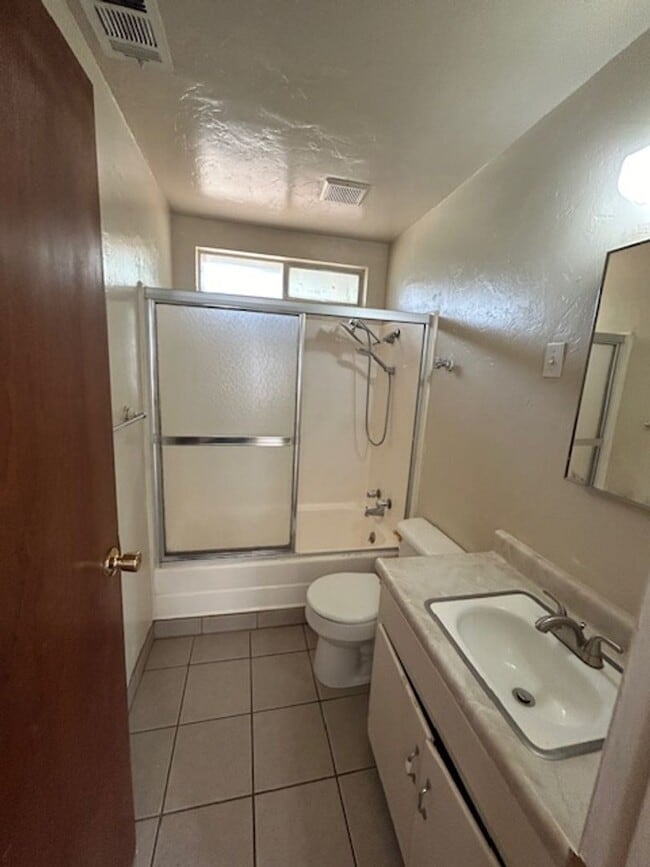Building Photo - 2 bedroom 1 bathroom in NW Visalia! Close ...