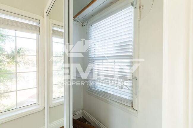 Building Photo - 2 Bed 1 Bath House in Lynwood Parking Incl...