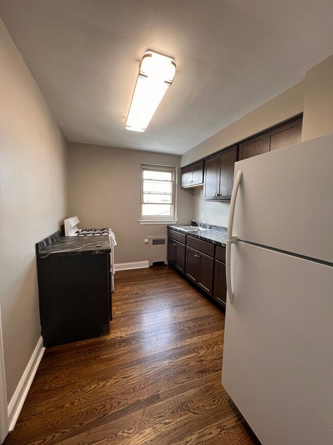 Building Photo - Modernized 1 br, heat included - Oct 14 mo...