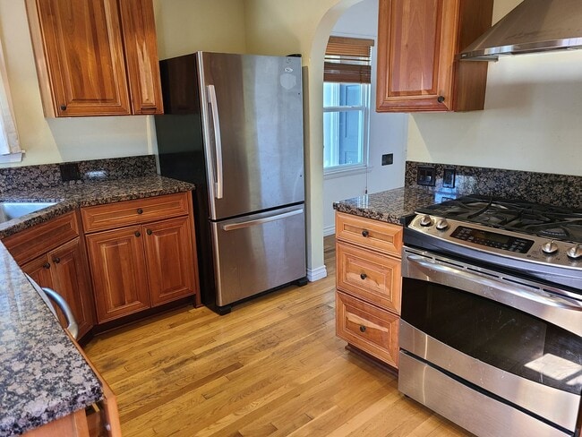 Building Photo - Raymond