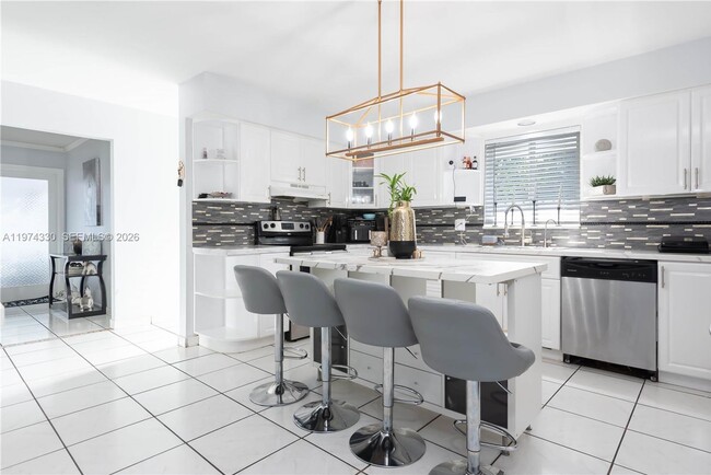 Building Photo - 5640 Hayes St