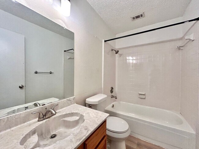 Building Photo - Spacious 3BR/2.5BA Two-Level Home with Fen...