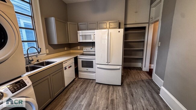 Building Photo - SPACIOUS 5Bed/3Bath right off Broadway!