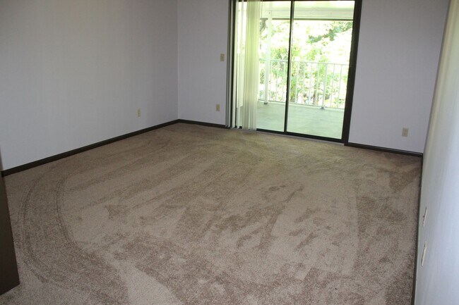 Building Photo - 2 bed 2 bath condo