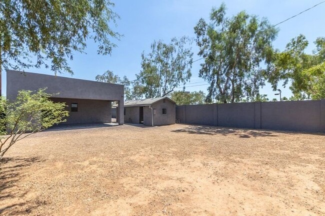 Building Photo - Beautiful 3bdrm 3 bath home with guest casita in desirable Whitton district