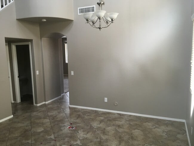 Building Photo - 3 Bed 2.5 Bath home!!