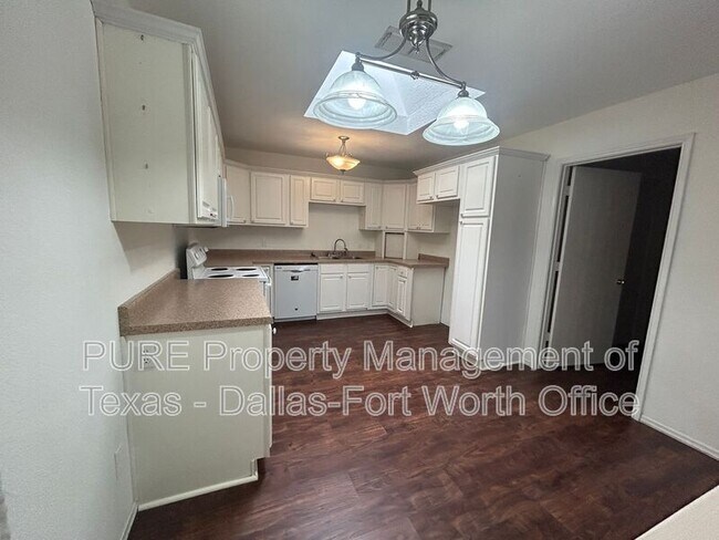 Building Photo - 5945 Ravenya St