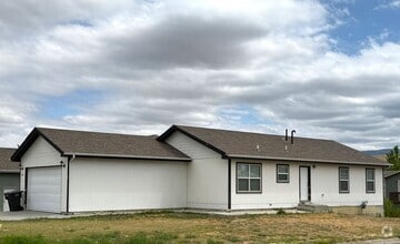 Building Photo - 3 bedroom, 2 bath home with double garage