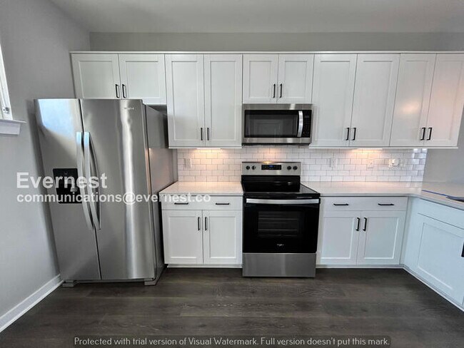 Building Photo - Limited Time Special Offer! / 3 Bed/2 Bath Townhome with Off-Street Parking / Pet-Friendly /Avail...