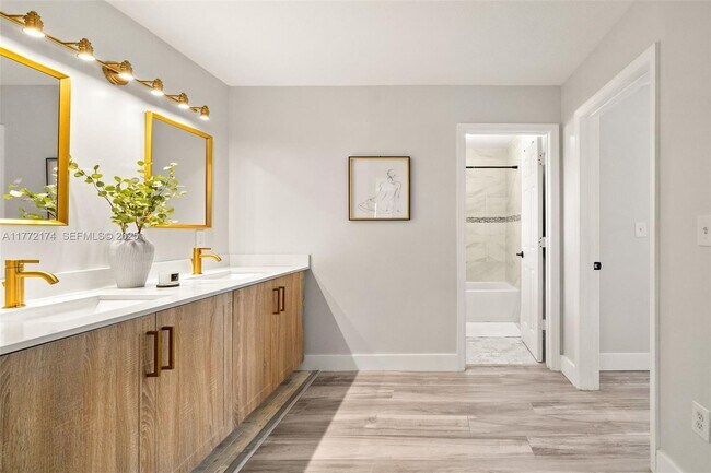 Building Photo - 911 SW 57th Ave