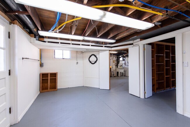 Building Photo - Charming Home in Deer Park Neighborhood