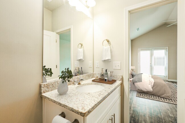 Building Photo - 56 Madaline Ln