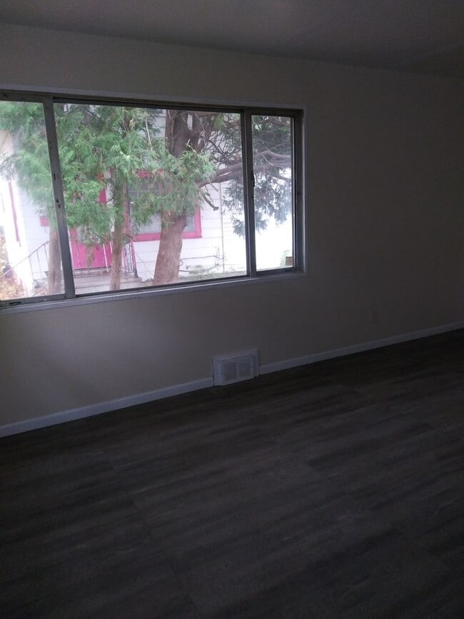 Building Photo - 3 Bedroom Single family home