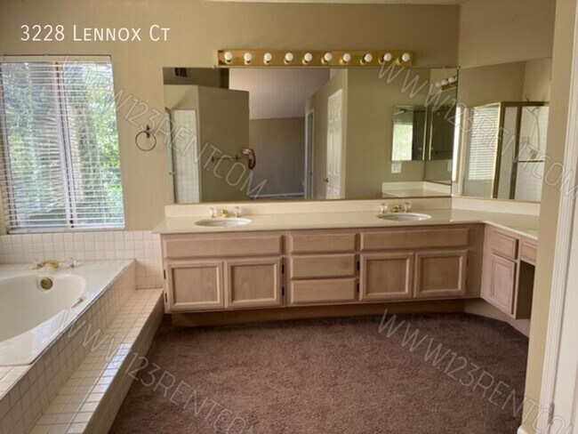 Building Photo - 3228 Lennox Ct