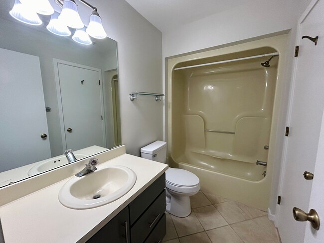 Building Photo - 2BR/2BA Condo close to Wrightsville Beach ...