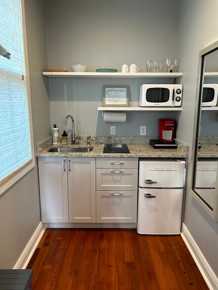 Building Photo - 716 Valence St