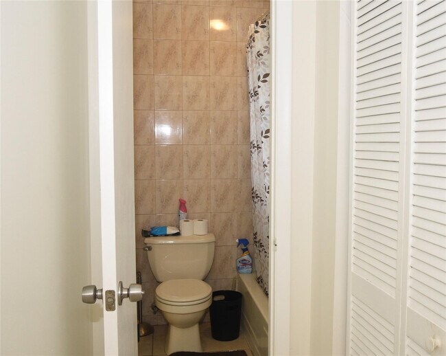 Building Photo - 7807 Golf Cir Dr