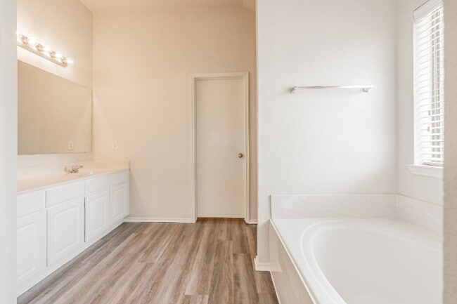 Building Photo - 636 Saddleway Dr