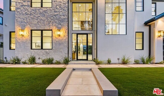 Building Photo - 4900 Valjean Ave