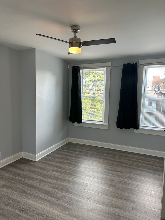 Building Photo - Spacious Rooms! Hardwood Flooring Througho...