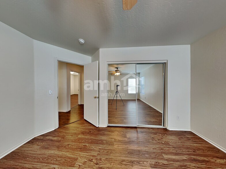 Building Photo - 14838 W Columbine Dr