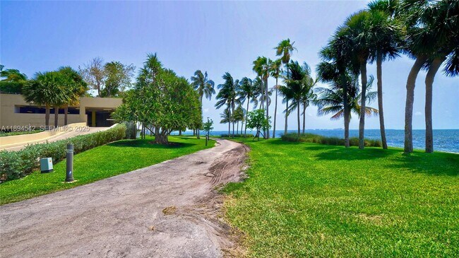 Building Photo - 2 Grove Isle Dr