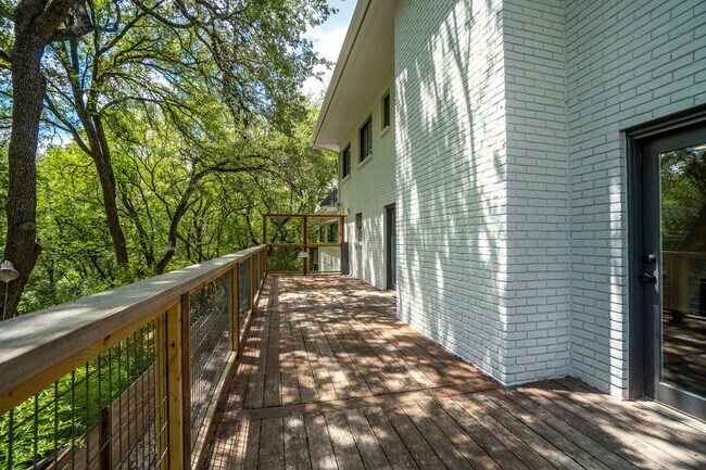 Building Photo - Tarrytown STUNNER!!!