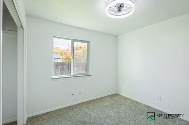 Building Photo - 3 bed 2 bath home