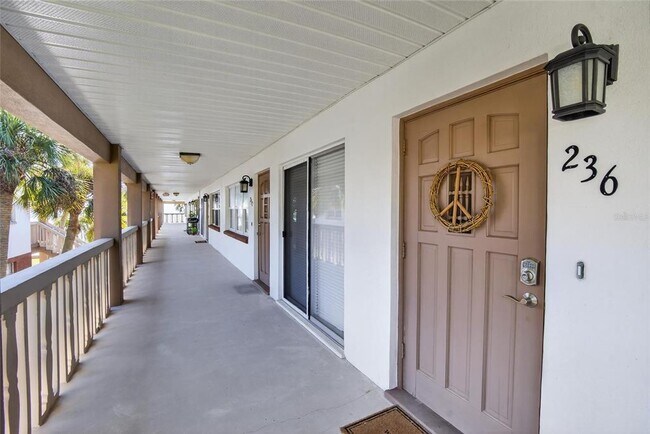 Building Photo - 650 Pinellas Point Dr S