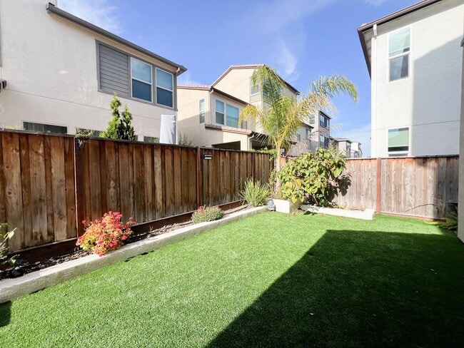 Building Photo - Newer Spacious 5 Bedroom Home Located in C...